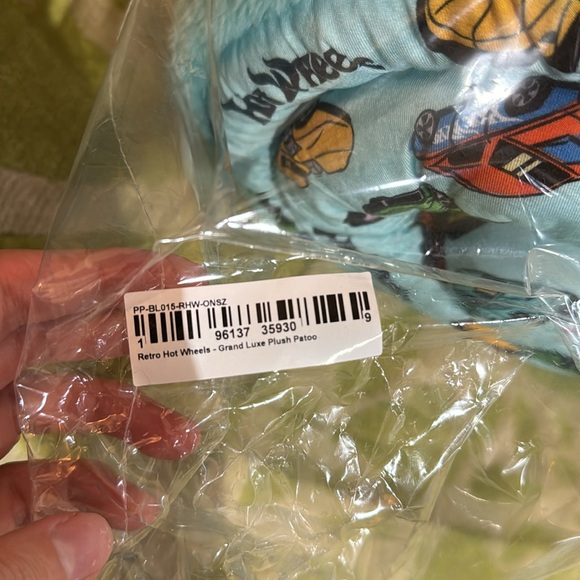 New with tags - Posh Peanut -  Retro Hot Wheels™ Grand Luxe Plush Patoo® Blanket - Picture 9 of 10